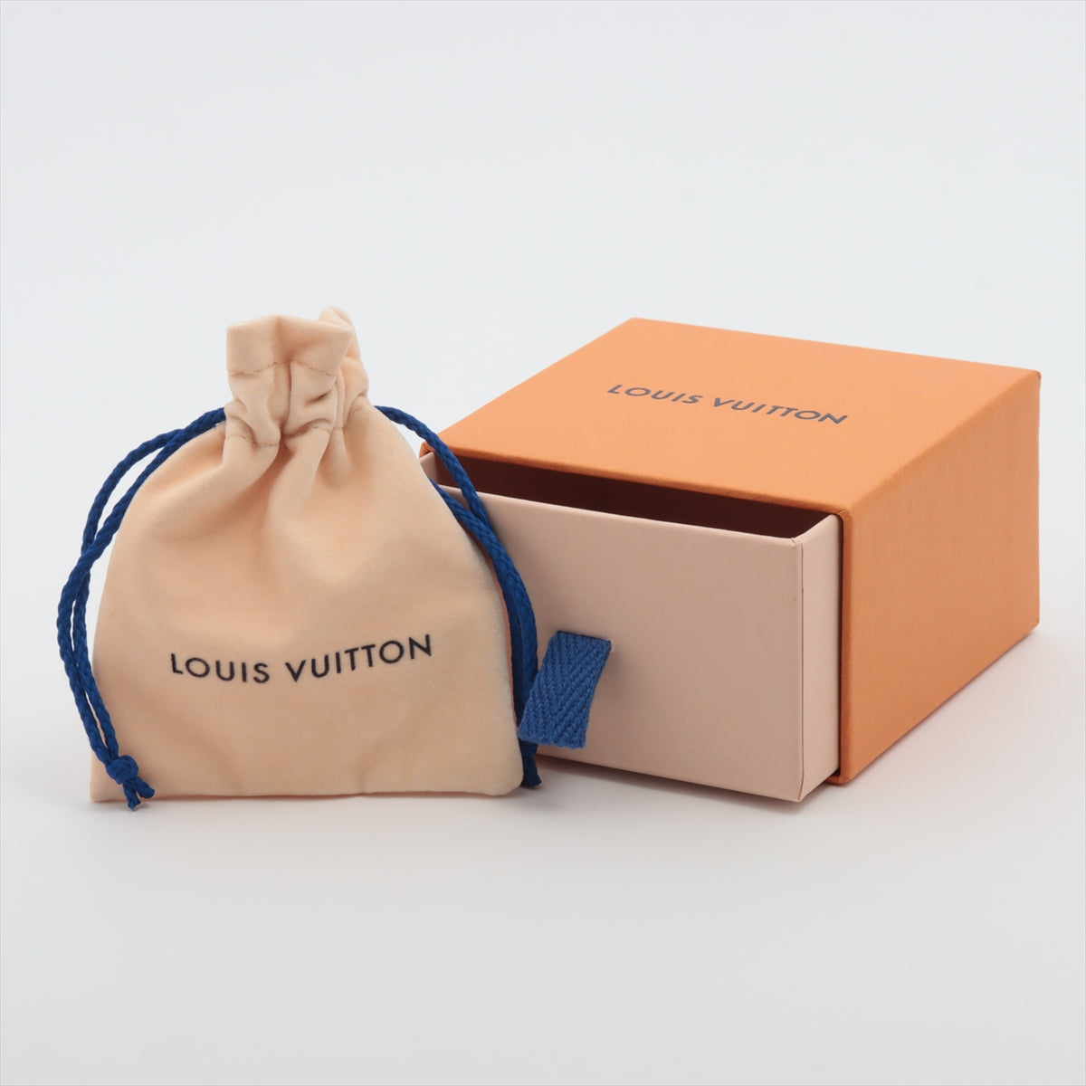 Shop Louis Vuitton Essential v necklace (M61083) by Milanoo