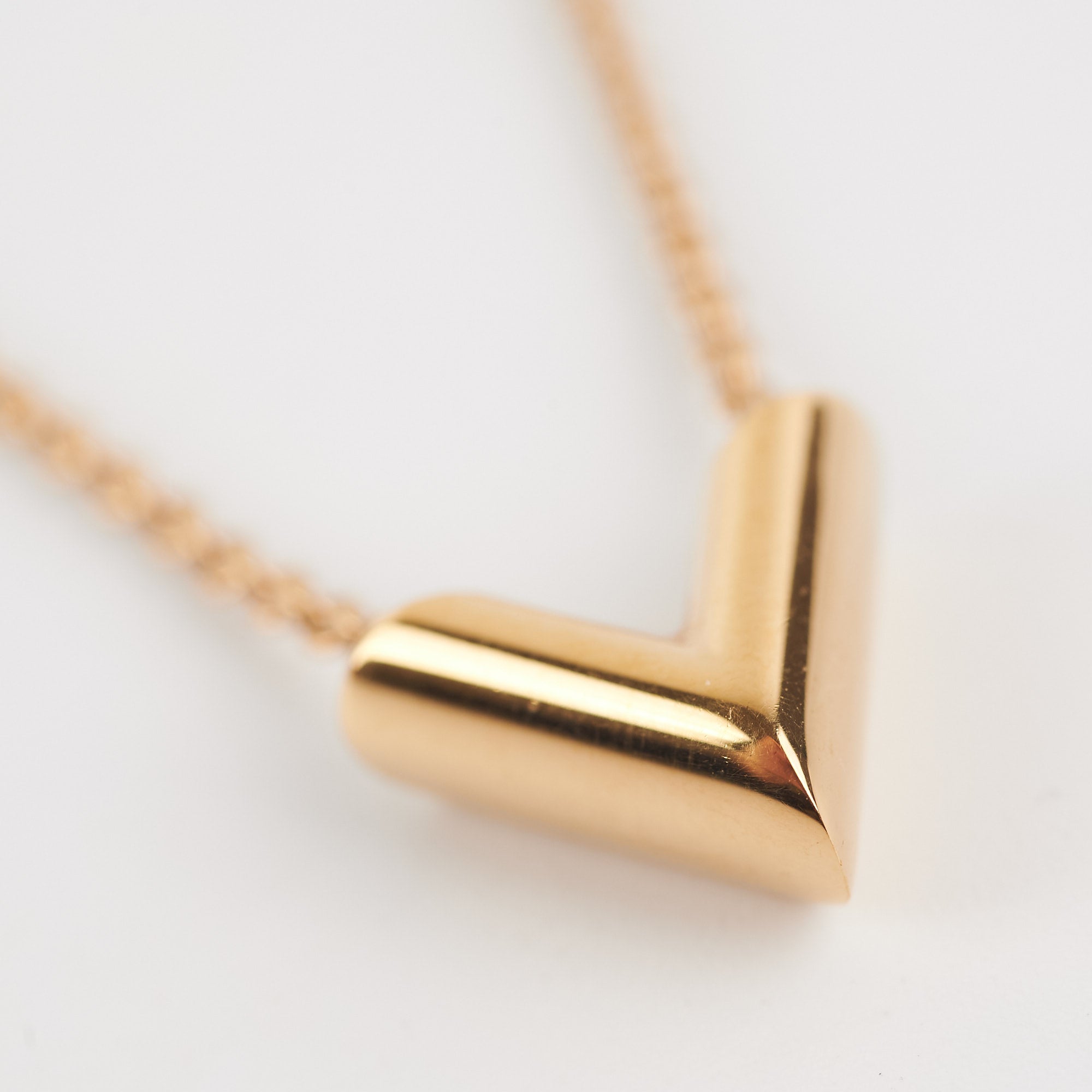 Essential v necklace Louis Vuitton Gold in Metal  31971978
