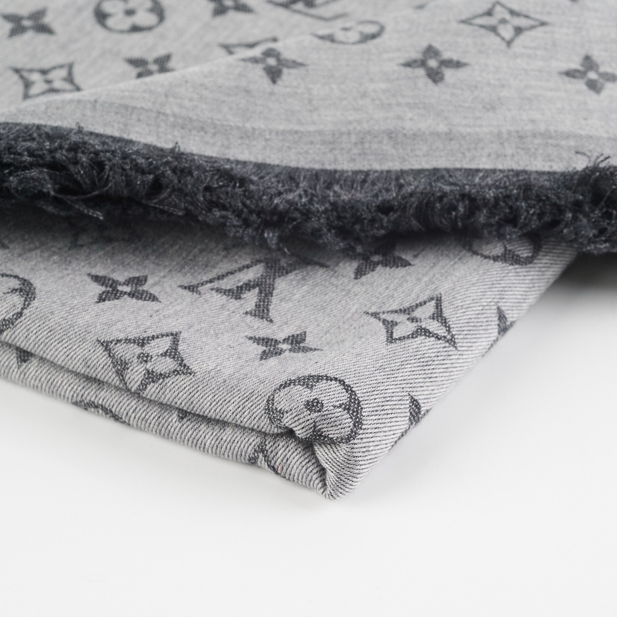 Louis Vuitton Grey Cardiff Scarf – Savonches