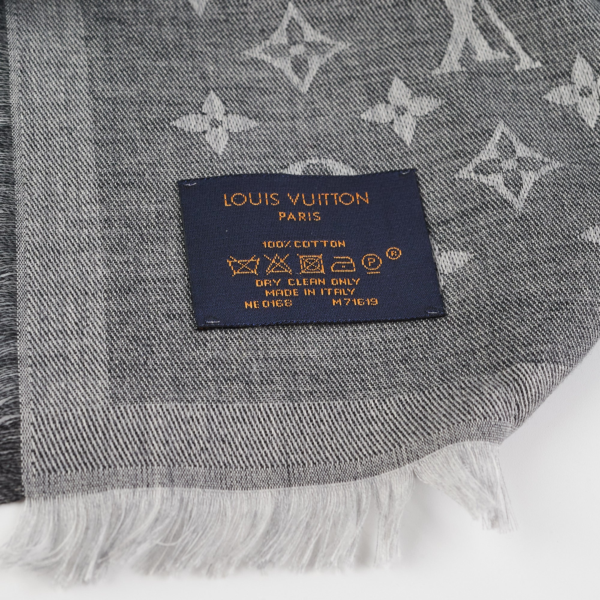Louis Vuitton Grey Cardiff Scarf – Savonches