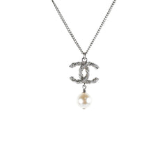 Chanel CC Logo Pearls Necklace