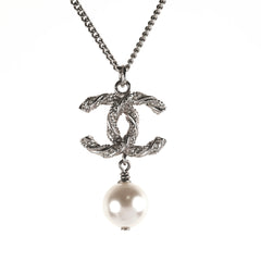 Chanel CC Logo Pearls Necklace