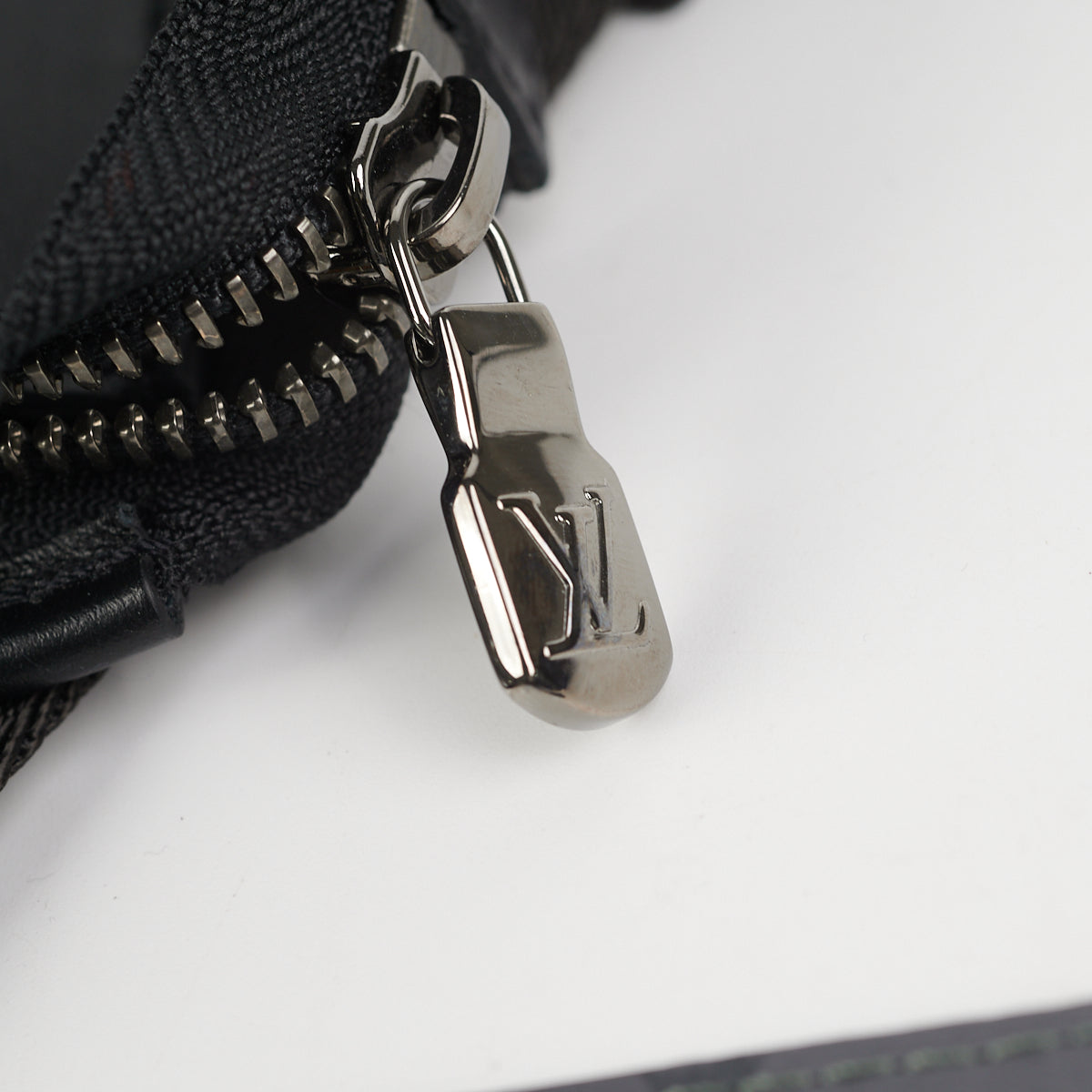 Túi Nam Louis Vuitton Gaston Wearable Wallet Damier 'Grey' N64608