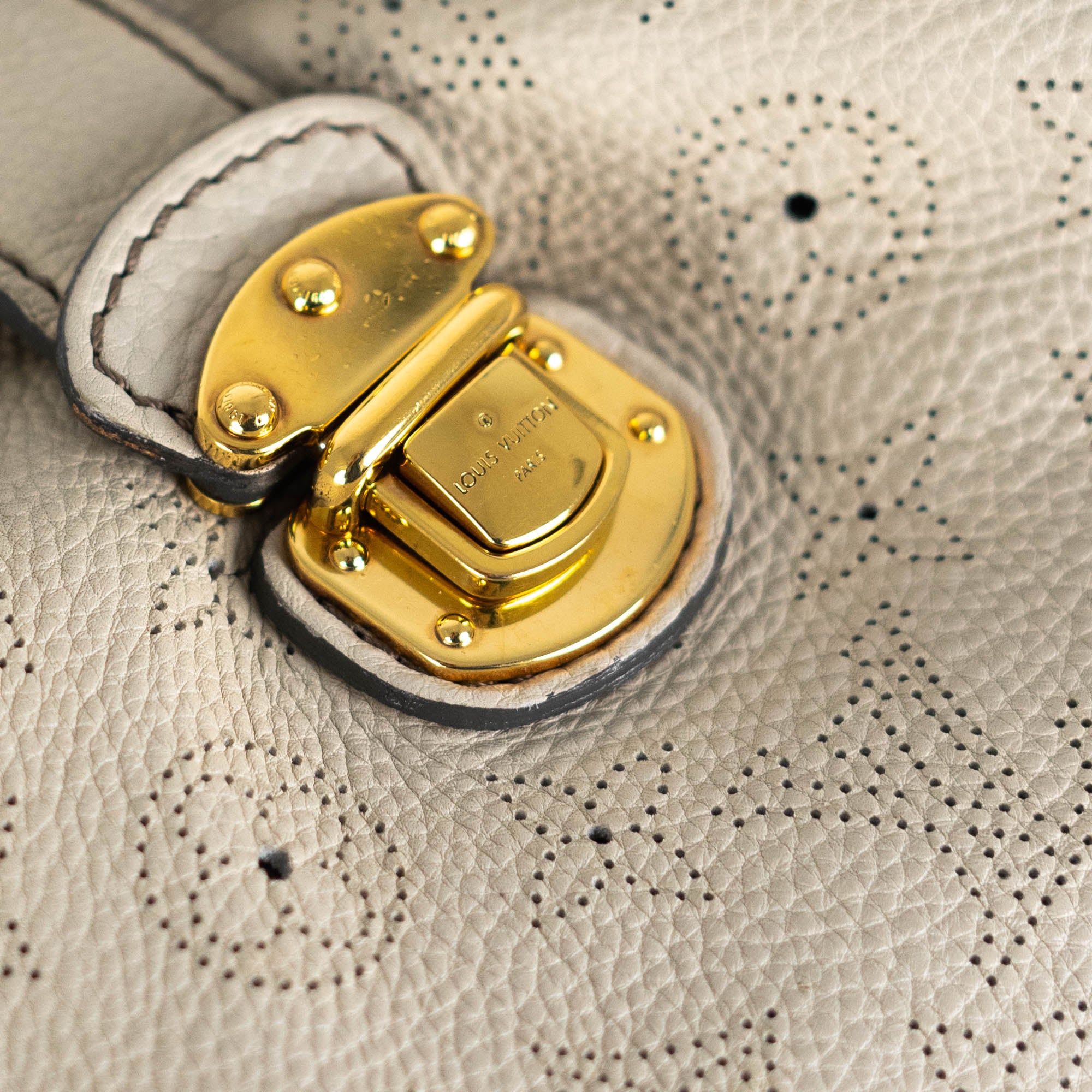 Louis Vuitton Tasche Mahina Monogram creme gold schliesse und hardware