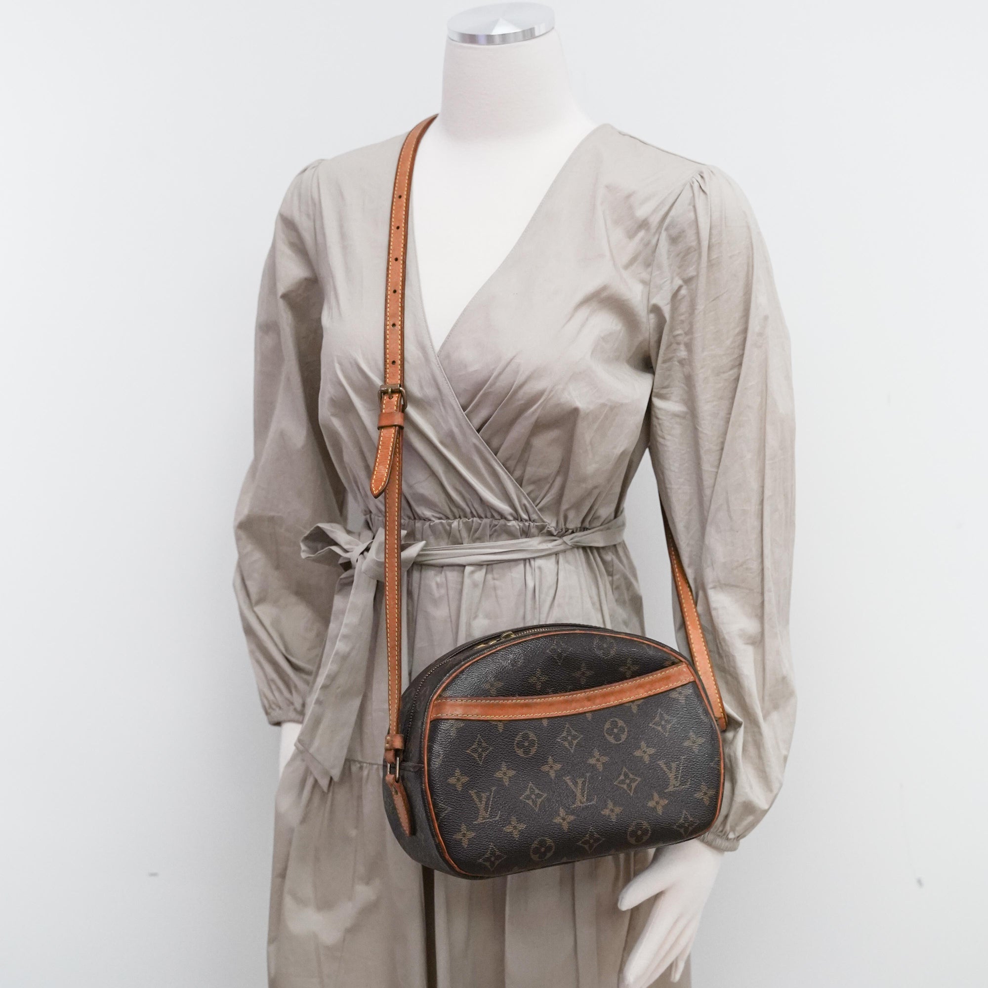 Cloth crossbody bag Louis Vuitton Grey in Cloth - 31235026