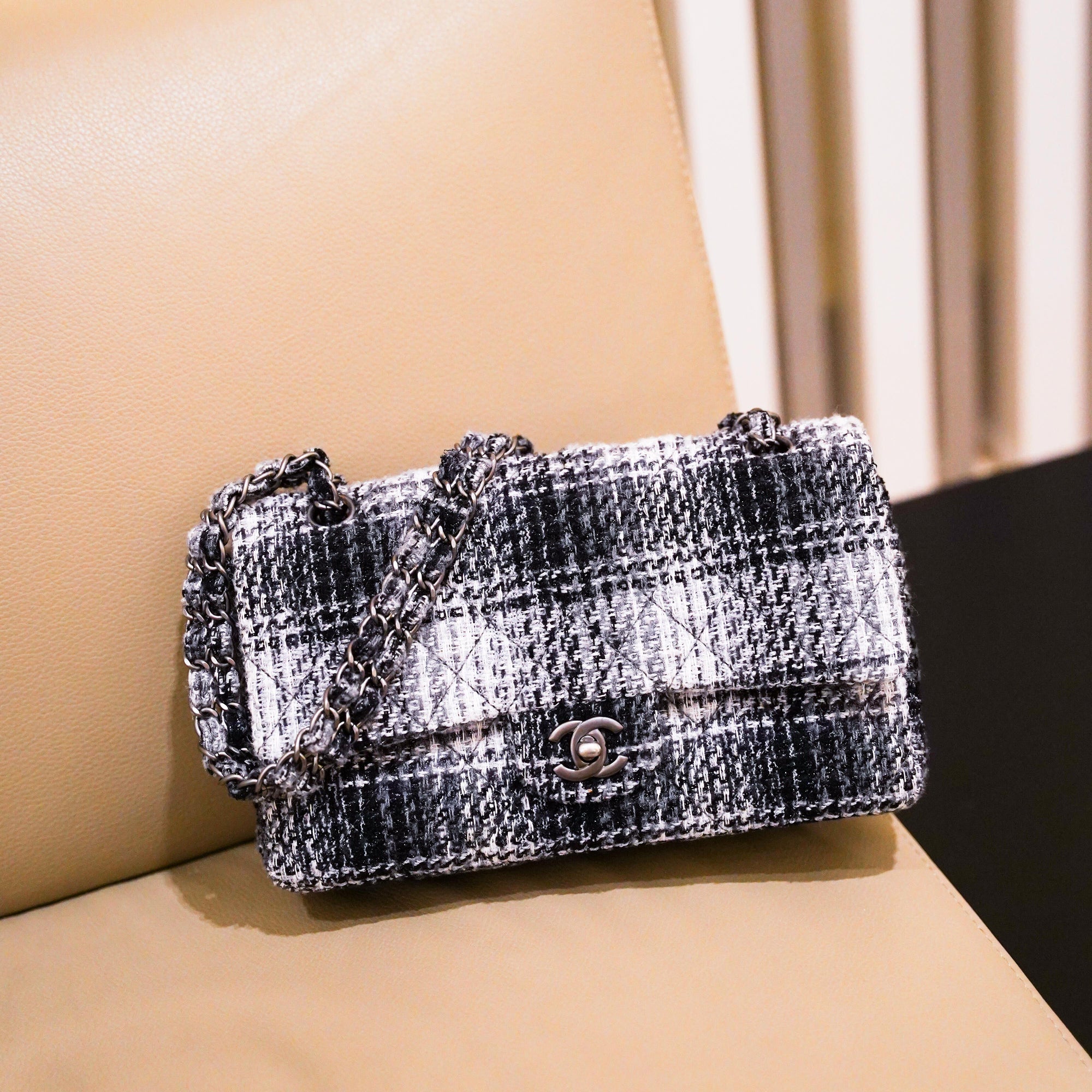 Chanel 22 tweed crossbody bag Chanel Grey in Tweed - 32464114