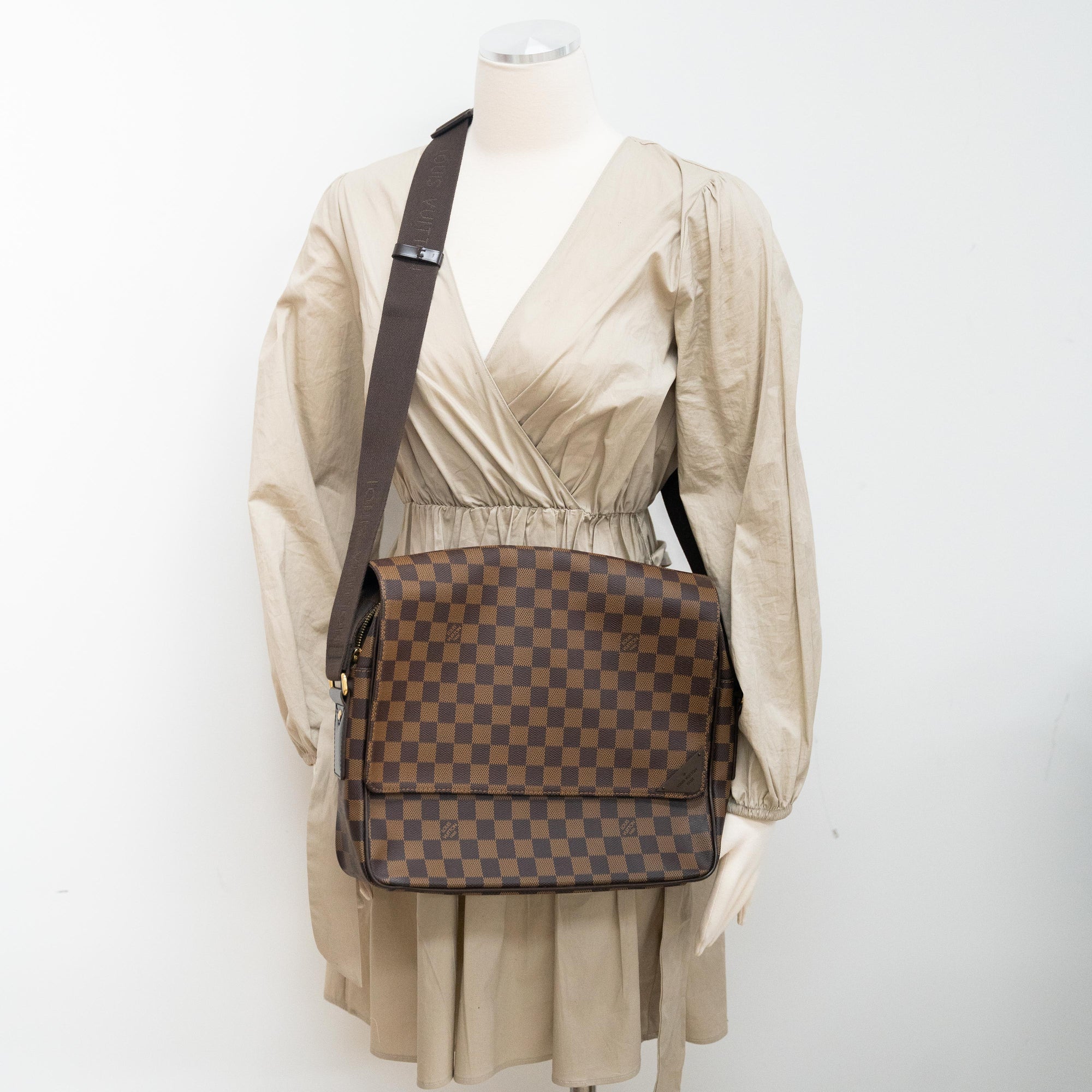 Crossbody bag Louis Vuitton Beige in Fur - 26596204