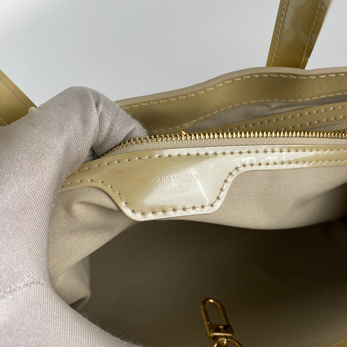 Buy Louis Vuitton Wilshire Handbag Monogram Vernis MM White 2760903
