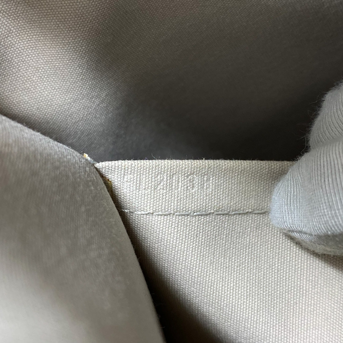 Louis Vuitton Epi Lockit Vertical M4229J White Leather Pony-style calfskin  ref.806221 - Joli Closet