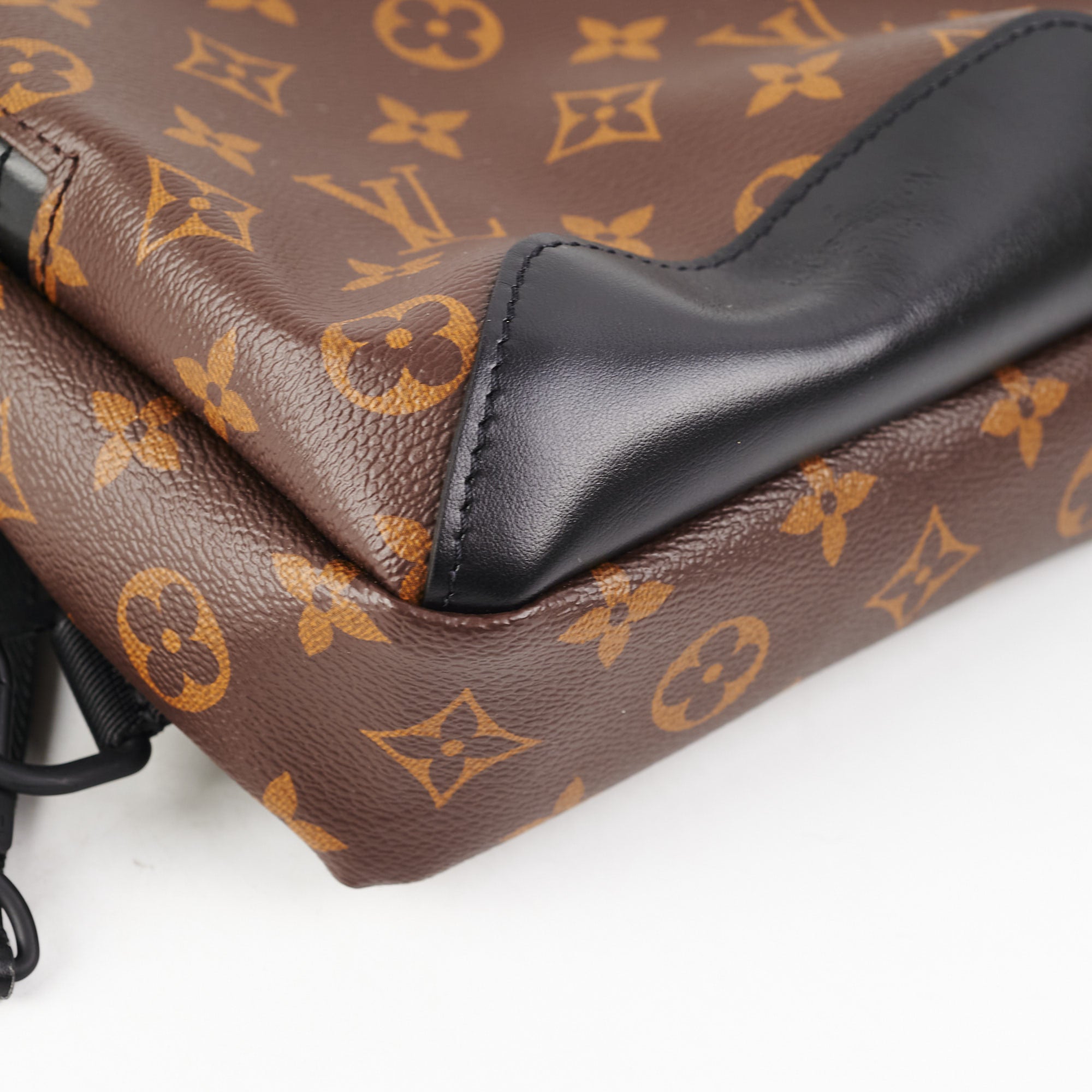 Shop Louis Vuitton 2021-22FW Avenue Sling Bag (M30801, M30803) by Kasamiis