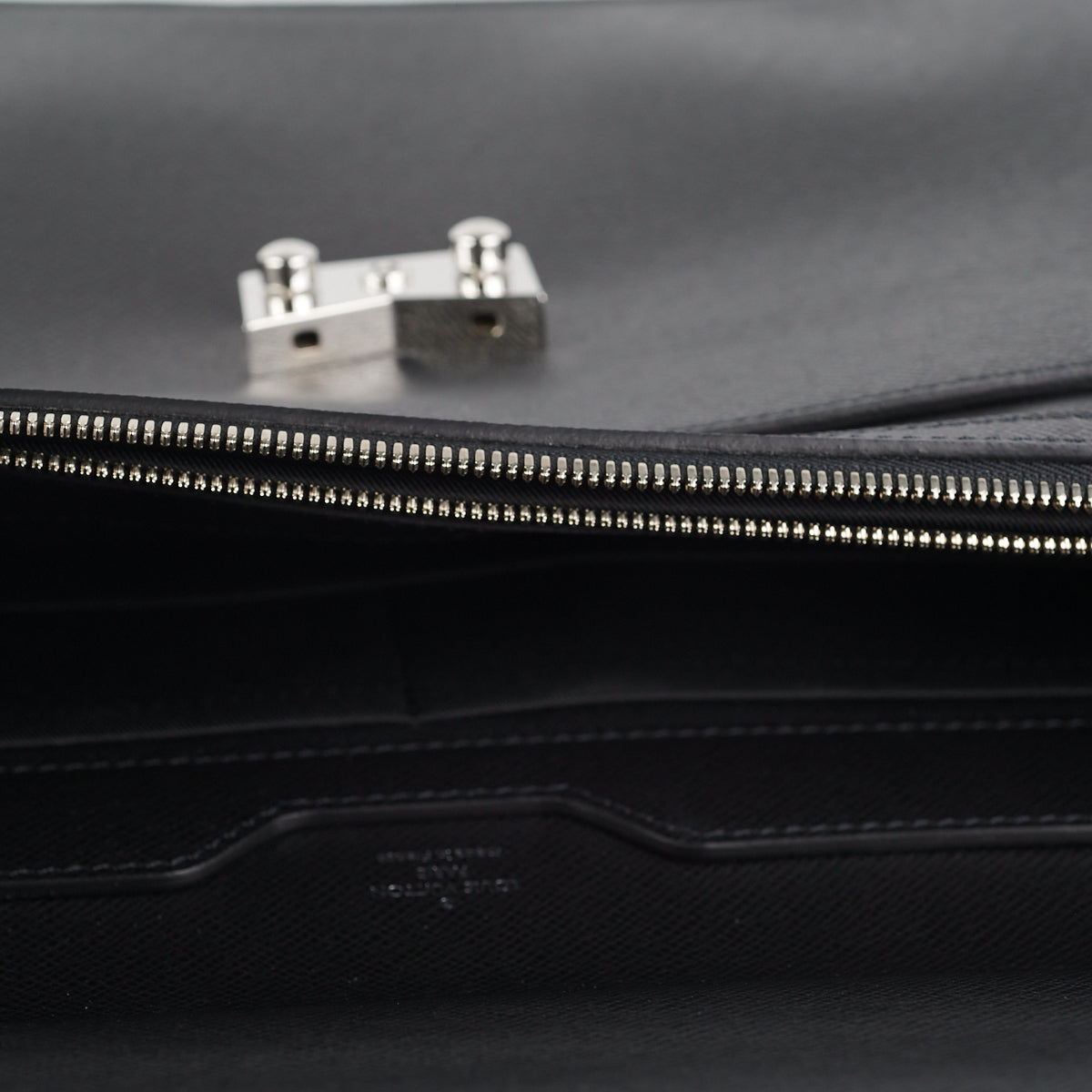 Louis Vuitton, a brown Taiga 'Neo Robusto' briefcase. - Bukowskis