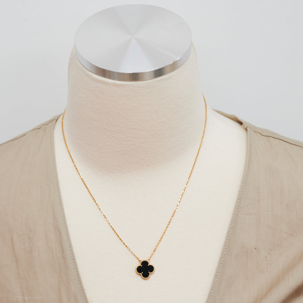 Van cleef and Arpels vintage alhambra necklace onyx (vs sweet